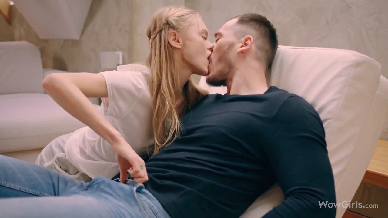 একটা দারুণ সেক্সি স্বর্ণকেশী ন্যান্সি এ, উদ্দেশ্যহীনভাবে ঘুরে বেড়াচ্ছিল, চিন্তায় হারিয়ে গিয়েছিল। অচেনা সুন্দরীরা তার নজর কেড়ে নেয়, আর তাতে অপ্রত্যাশিত চোদাচুদি শুরু হয়। তার নীল চোখ আর টাইট ফিগার, প্রতিদিনের জিম সেশন থেকে উঠে আসা, কামনার আগুন জ্বালিয়ে দেয়।